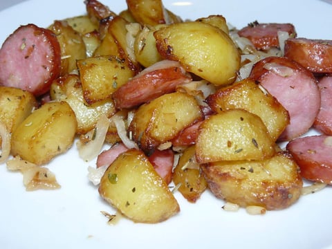 Poêlée aux Pommes de Terre et Saucisse Fumée