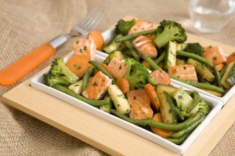 Poêlée de Légumes Verts et de Saumon