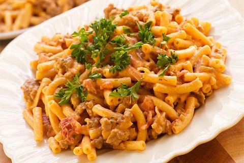 Poêlée de Macaroni au Fromage et à la Saucisse