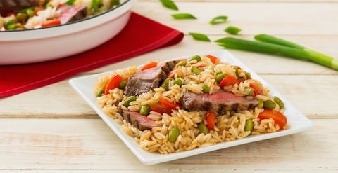 POÊLÉE DE RIZ AU GINGEMBRE ET AU SÉSAME AVEC BIFTECK