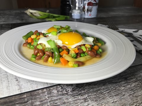 Poêlée D'oeufs Légumes et Fèves au Lard
