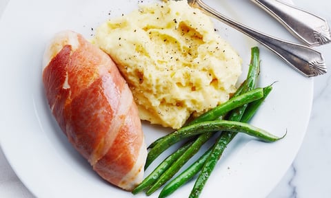 POITRINE DE POULET ENROBÉE DE PROSCIUTTO, PURÉE AU BRIE ET HARICOTS VERTS
