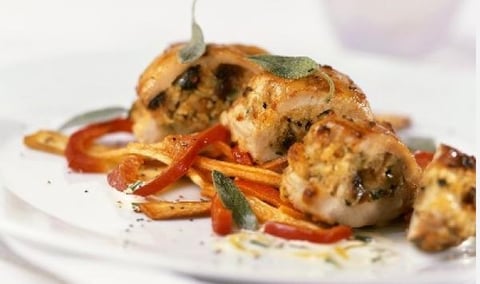 Poitrines de Poulet avec Farce aux Pommes et Légumes-Racines Rôtis