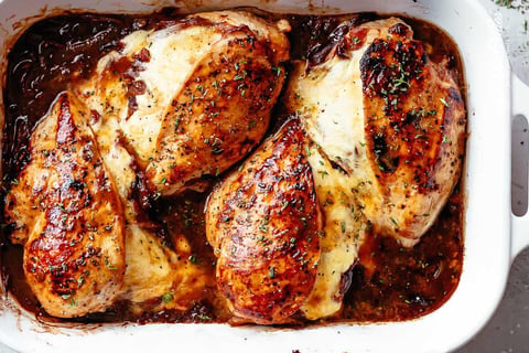 Poitrines de Poulet Désossées Farcies aux Oignons Caramélisés et au Fromage Fondu