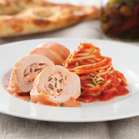 Poitrines de Poulet Farcies de Fromage à la Crème Fin, D’olives et de Tomates