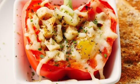 POIVRONS DOUX FARCIS AU POULET ET AUX ŒUFS, CUITS AU FOUR