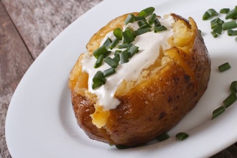 Pommes de Terre au Four et Crème aux Herbes