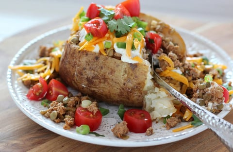 POMMES DE TERRE AU FOUR FARCIES DE MÉLANGE TEX-MEX DE DINDON-LENTILLES