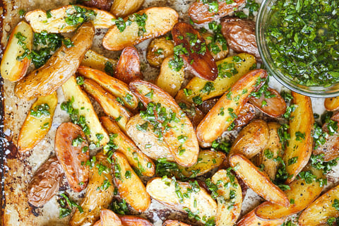 POMMES DE TERRE AUX HERBES et À L'AIL