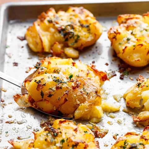 Pommes de Terre Écrasées au Beurre de Parmesan Croustillant à L'ail