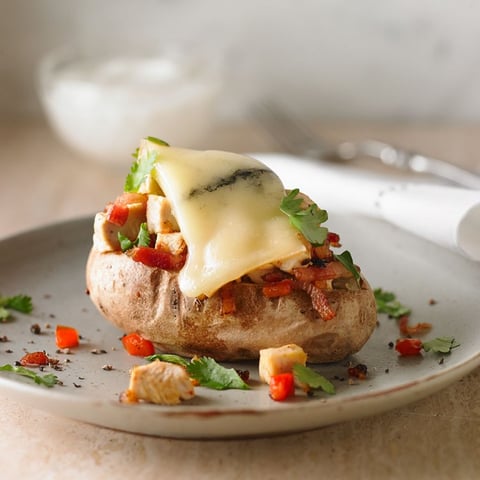POMMES DE TERRE FARCIES AU POULET, AUX POIVRONS GRILLÉS ET AU FROMAGE LE CENDRÉ