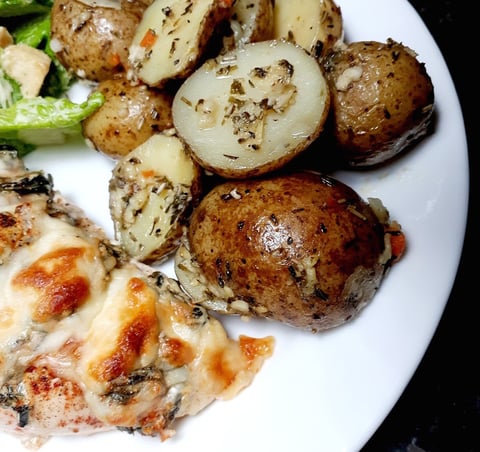 POMMES DE TERRE GRELOT AU BEURRE D'AIL ET FINES HERBES