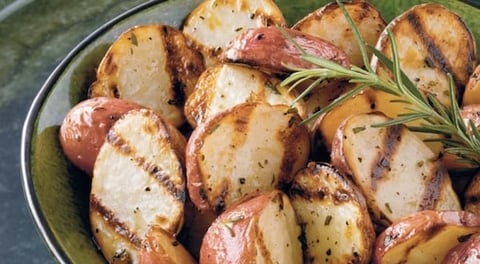 POMMES DE TERRE RÔTIES À L'AIL SUR DES BROCHETTES DE ROMARIN