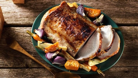PORC GLACÉ À L'ÉRABLE AVEC LÉGUMES-RACINES RÔTIS