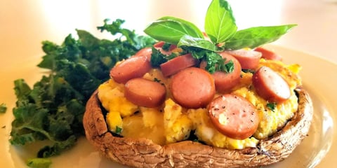 PORTOBELLO OEUF BROUILLÉ ET SAUCISSE