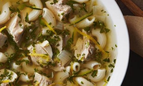 POTAGE AU ZUCCHINI ET AU POULET AVEC MACARONI DE BLÉ ENTIER