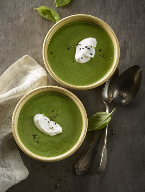 POTAGE AUX ÉPINARDS ET AU BASILIC, PARFUMÉ AU YOGOURT DE CHÈVRE LIBERTÉ