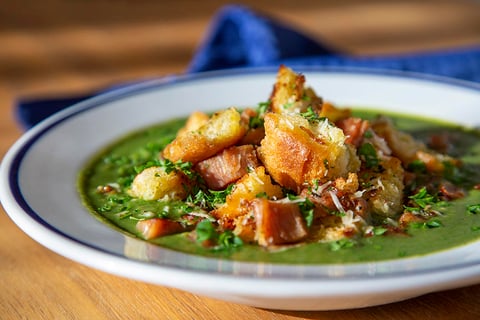 Potage aux Épinards et Garniture de Croûton et de Jambon