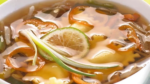 POTAGE AUX WONTONS À L'AIL ET À LA SAUCE SOJA
