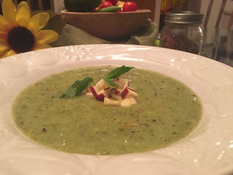 Potage aux Concombres et Pommes Rouges