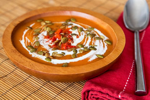 Potage de Courge Poivrons Rouges et Graines de Citrouilles Rôties à L'ail