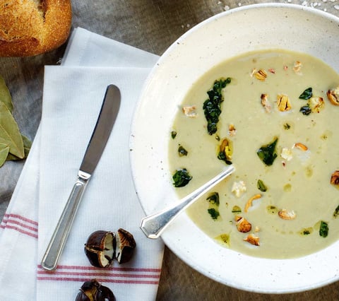 POTAGE DE TOPINAMBOURS, CHOU-FLEUR ET MARRONS AVEC CROÛTONS AUX HERBES FRAÎCHES