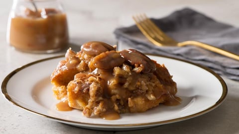 Pouding au Pain aux Patates Douces et Pacanes avec Sauce Caramel au Bourbon