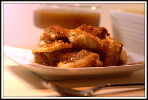 Pouding au Pain et aux Pommes Sauce Butterscotch et Rhum