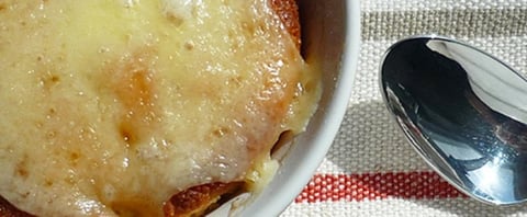 POUDING CHÔMEUR À L'ÉRABLE GRATINÉ AU CHEDDAR PERRON 2 ANS