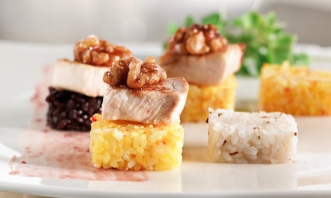 POULET À LA FAÇON DES SUSHIS SUR DAMIER DE RIZ PARFUMÉS