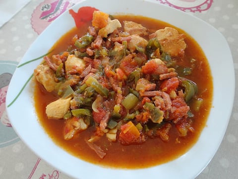 Poulet à la Tomate au Piment D'Espelette
