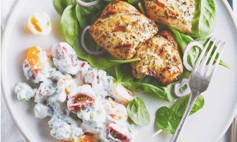 POULET À L’AIL ET AU CITRON AVEC SAUCE CRÉMEUSE AU BASILIC