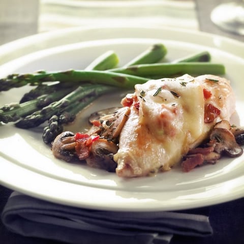 POULET AU BACON ET AUX CHAMPIGNONS GRATINÉ AU FROMAGE LE FOU DU ROY