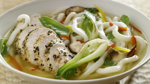 POULET AU MÉLANGE DE GRAINS DE POIVRE ET NOUILLES UDON DANS UN BOUILLON À LA CITRONNELLE ET AU SAKÉ
