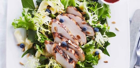 Poulet au Vinaigre Balsamique et aux Bleuets sur Feuilles de Pissenlit