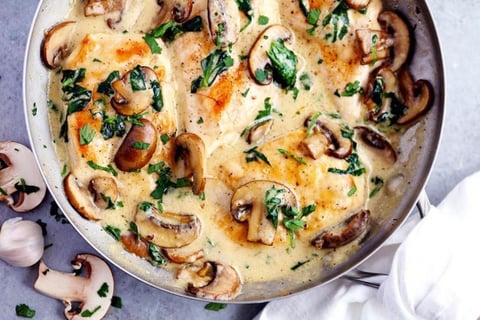 Poulet aux Champignons dans une Sauce Crémeuse à L'ail et au parmesan