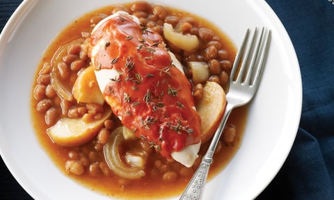 Poulet aux Pommes et à L'érable sur Lit D'haricots en Mijoteuse
