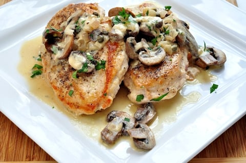 POULET AVEC SAUCE A LA CREME ET AU VIN BLANC