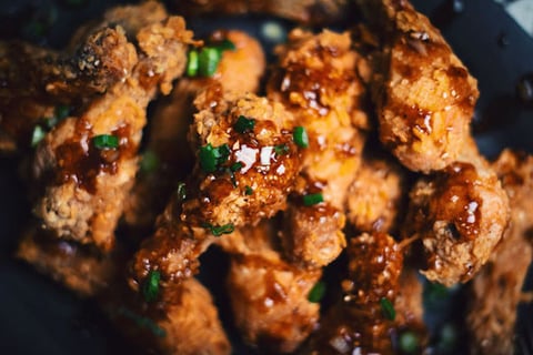 Poulet Croustillant avec Sauce à L’ail et à la Lune de Miel