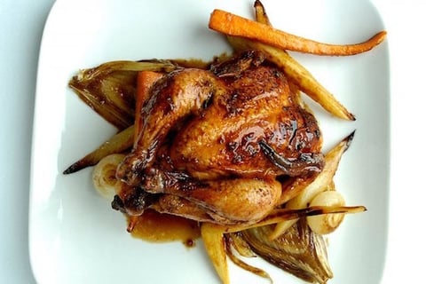 Poulet de Cornouailles Laqué à la Bière Noire et à L'érable et Légumes Racines Rôtis