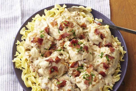 Poulet en Sauce avec Bacon et Oignon à la Mijoteuse
