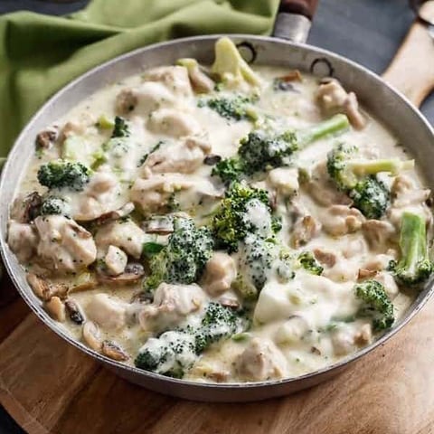 Poulet et Champignons dans une Sauce Crémeuse au Vin Blanc