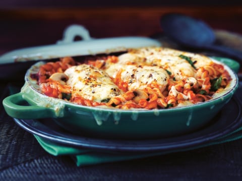 Poulet et Pâtes aux Tomates Cuits au Four