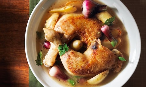 POULET ET POMMES DE TERRE GRELOTS DU PAYSAN À L’ÉTOUFFÉE