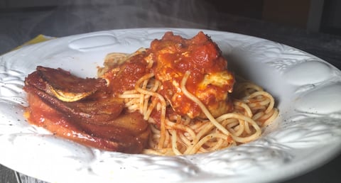 Poulet Farci au Fromage sur Spaghetti Sauce à la Viande