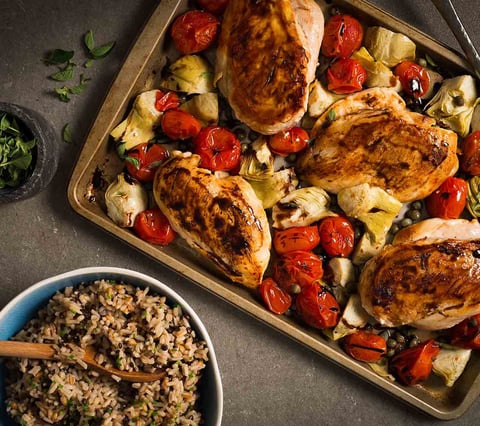 POULET GRILLÉ AUX ARTICHAUTS, TOMATES ET CÂPRES
