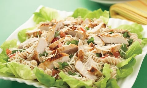 POULET GRILLÉ AVEC SALADE DE PÂTES CHAUDE AUX CINQ HERBES