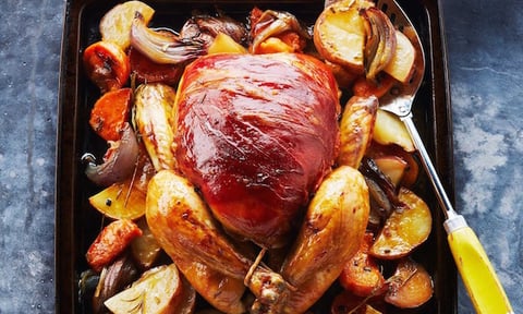 POULET GRILLÉ ENVELOPPÉ DE PROSCIUTTO SUR LIT DE LÉGUMES RACINES