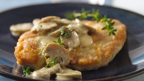 Poulet Nappé de Sauce aux Champignons à la Dijonnaise