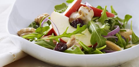 Poulet Poché dans le Cidre de Pommes avec Salade de Roquette